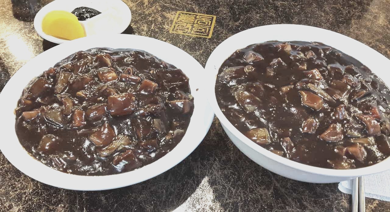 윤기 흐르는 짜장면 한 그릇. 넉넉한 소스에 면발이 감겨 있는 모습. [ⓒ네이버 플레이스 &lsquo;효동각 본점&rsquo;]