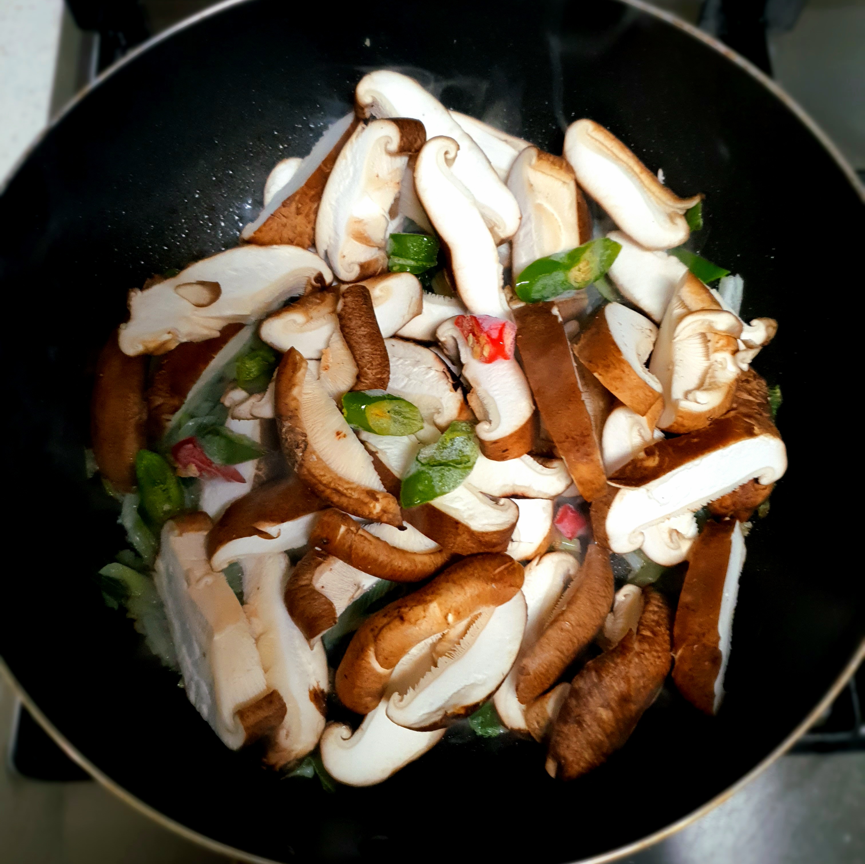 버섯을-넣고-3분-정도-볶아요.