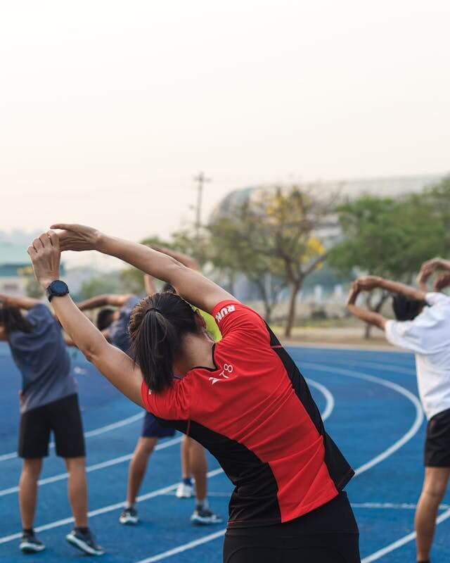 마라톤 하기 전 준비운동 하는 사람들