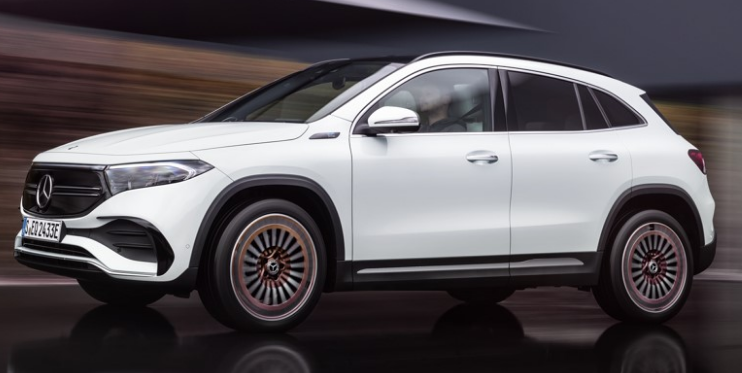 이 사진은 벤츠 EQA의 전체적인 모습입니다