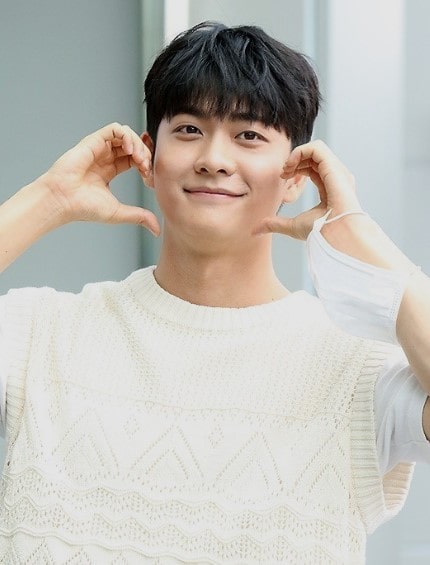 볼 하트 하는 강태오의 모습