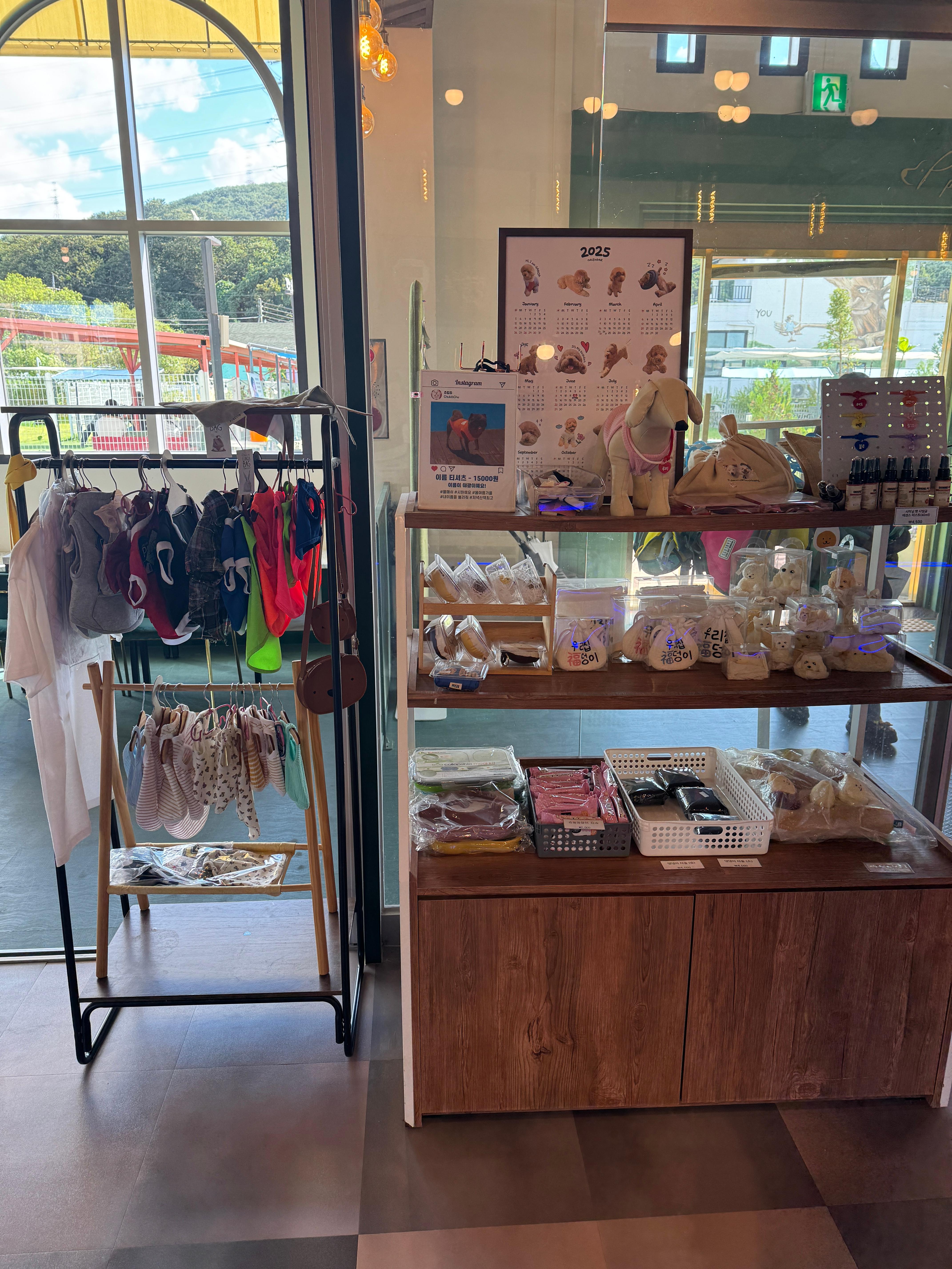 풀멍파크 실내 강아지 관련 용품 진열된 사진