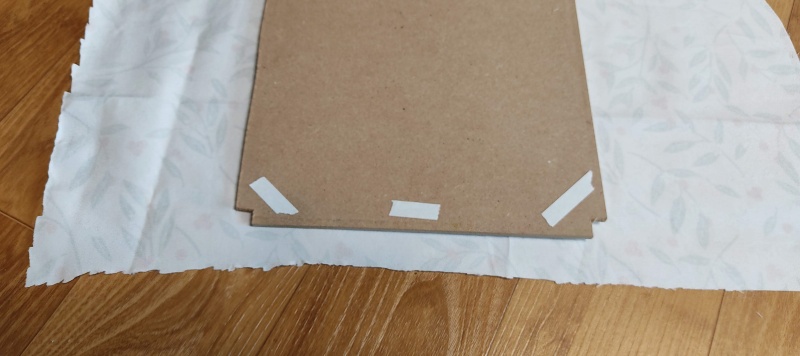 양면 테이프로 천을 1차적으로 모양잡아주기