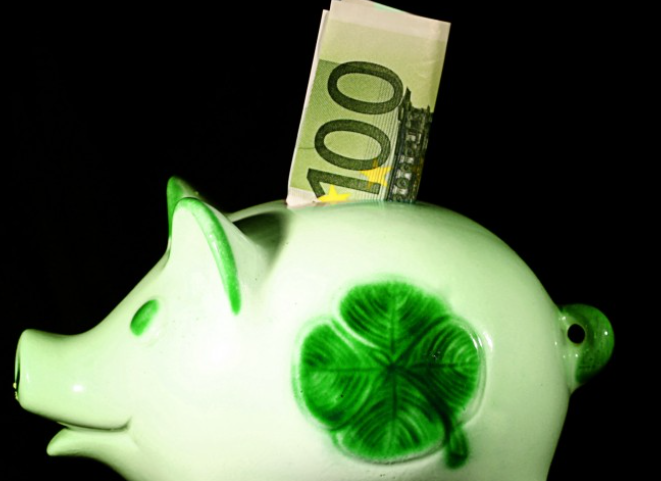 저축하고 있는 사진