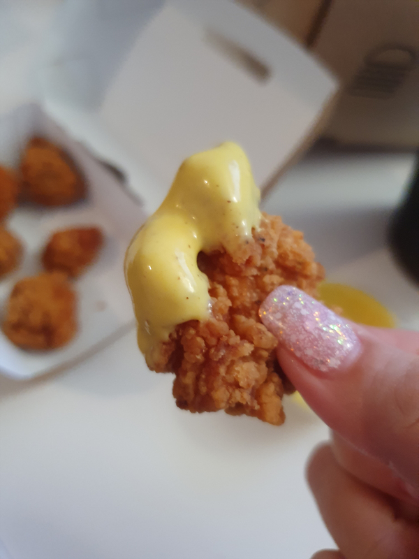 머스타드_소스에_찍은_치킨