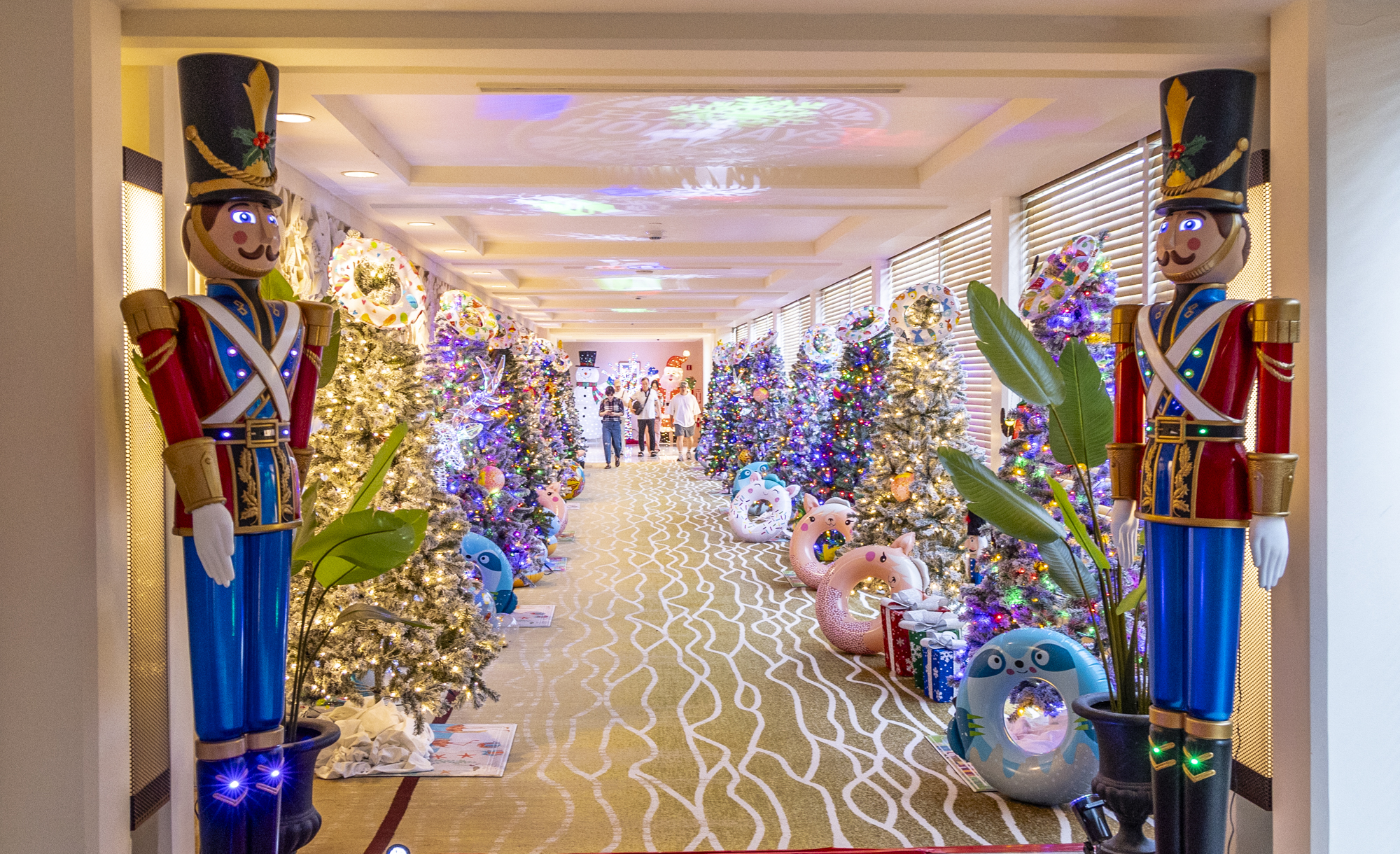 괌 롯데호텔 크리스마스트리