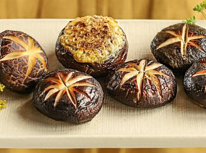 표고버섯전 완성 요리. 깊게 칼집 낸 표고버섯 위에 노릇하게 구운 반죽이 올려진 전통 한식 요리로, 풍부한 감칠맛을 자랑하는 건강 반찬