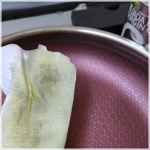 검은-것이-묻어있는-키친타월