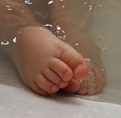 발톱 검은색 세로줄&amp;#44; 단순 멍일까? 흑색종일까?