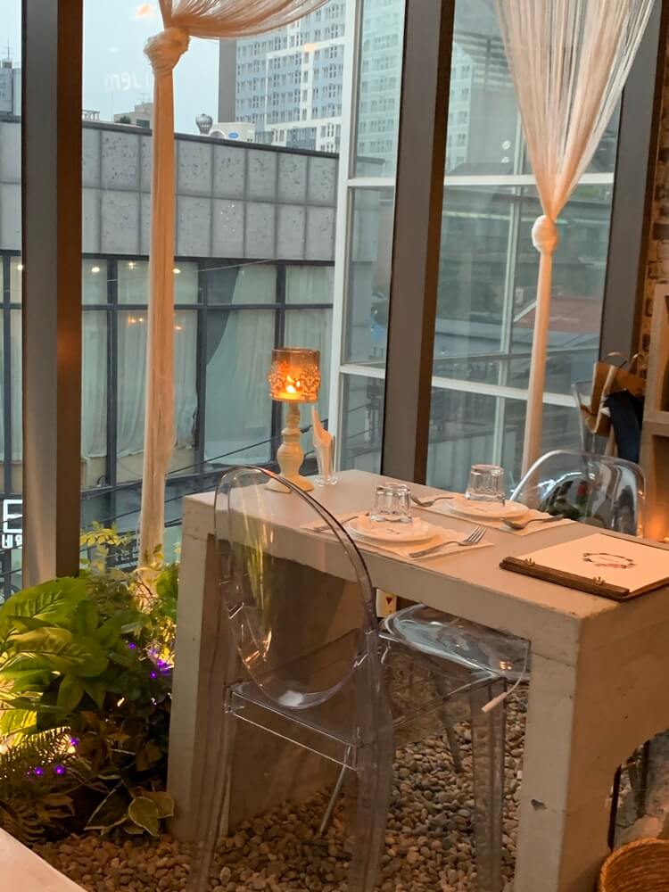 출입문 앞 자리