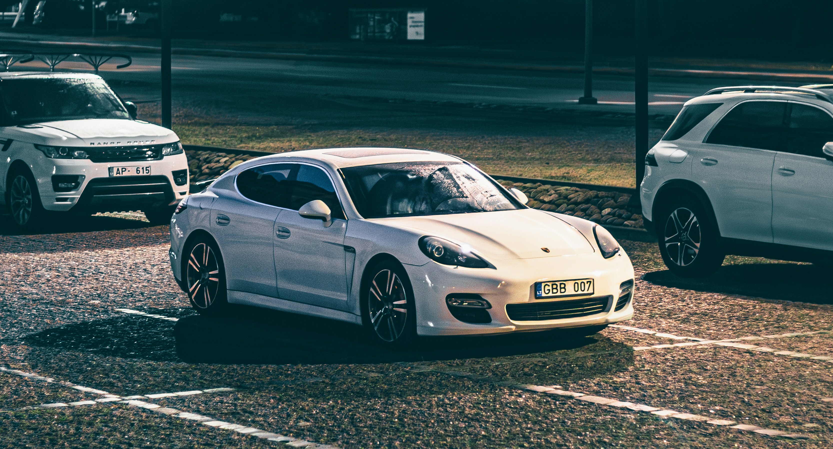 초보 운전자 필독! 도로 위의 자동차들과 번호판 이미지