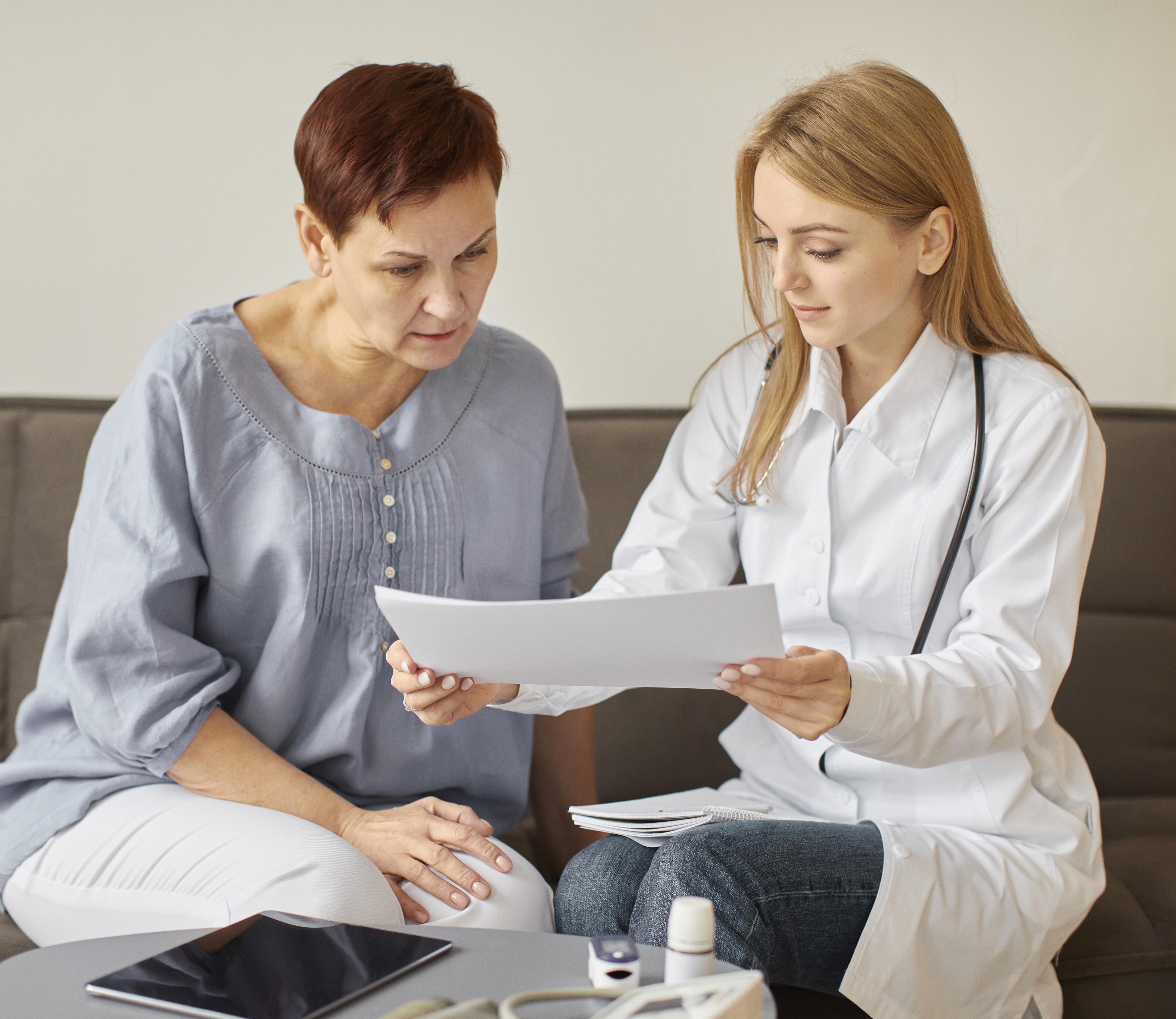 의사와 상담하는 중년여성, a middle age woman talking with Doc<a href="https://kr.freepik.com/free-photo/covid-recovery-center-female-doctor-checking-health-results-with-elder-patient_12368011.htm#fromView=search&page=1&position=11&uuid=4e8fbf6c-c61b-4e4e-8687-4b9e496db70e&query=%EC%9D%98%EB%A3%8C+%EC%83%81%EB%8B%B4%EC%9D%84+%EB%B0%9B%EB%8A%94+%EC%97%AC%EC%84%B1%EC%9D%98+%EB%AA%A8%EC%8A%B5">출처 freepik</a>