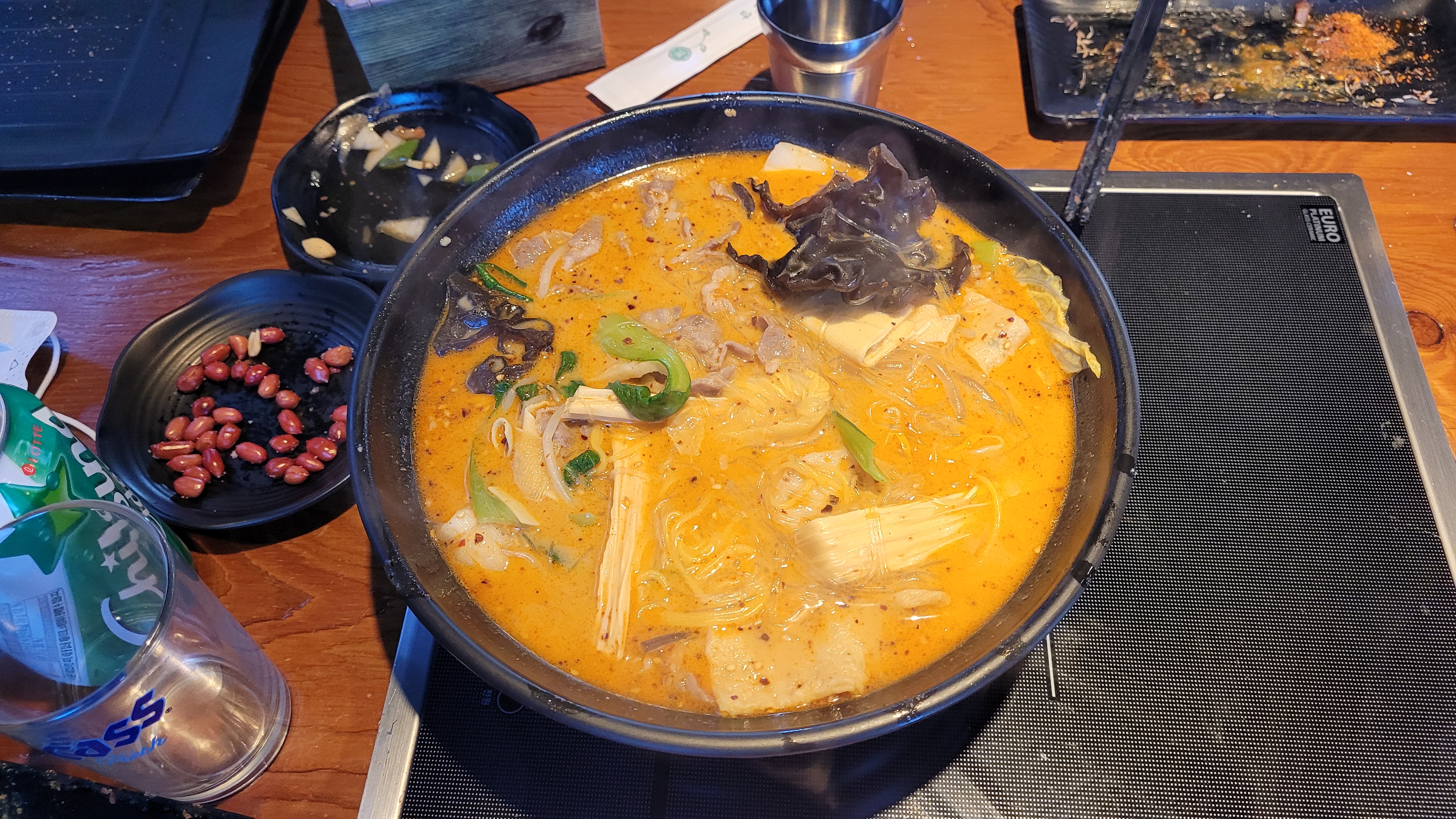 셀프바에서 재료를 골라 주문한 마라탕