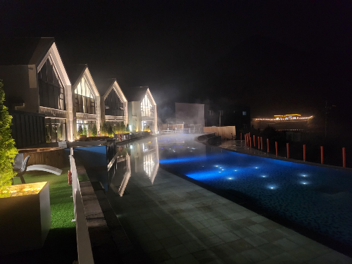 정말-까만-밤-조용한-밤-숙소