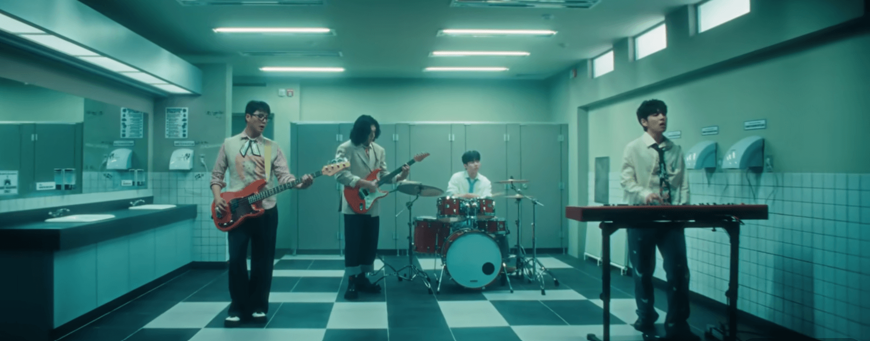 데이식스(DAY6)의 연주모습 이미지