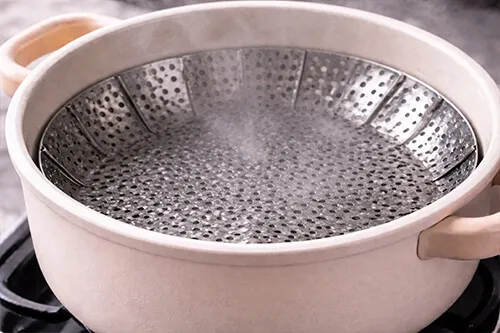 냄비에 찜기 올리고 물 끓이기