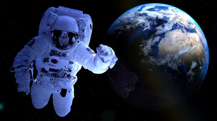 우주에서-본-지구와-우주인