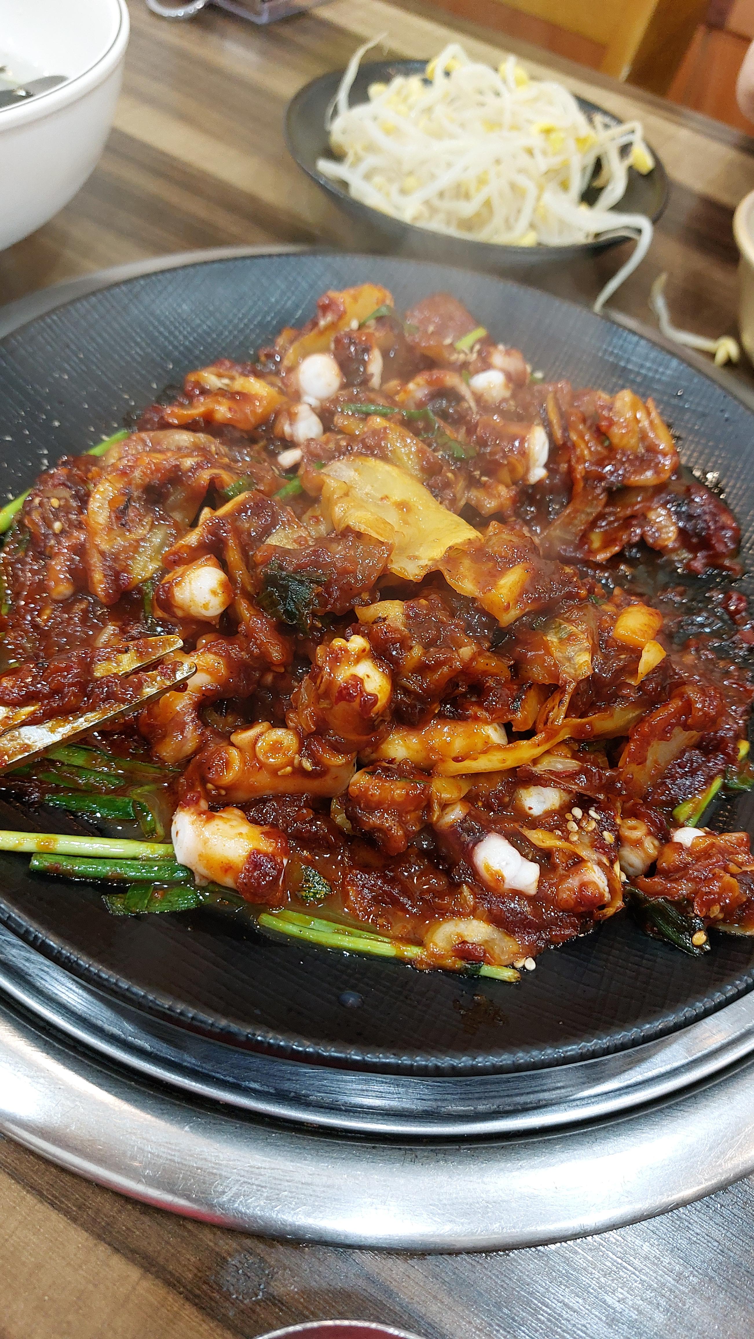 구암동 맛집 착한낙지 낙지덮밥 먹기좋기 낙지를 잘라주세요.