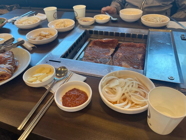 경기도 분당시 대왕판교로&#44; 미금역과 동천역 인근 한식 소고기 가게 소떼마을&#44; 고기를 직접 구워 주신다