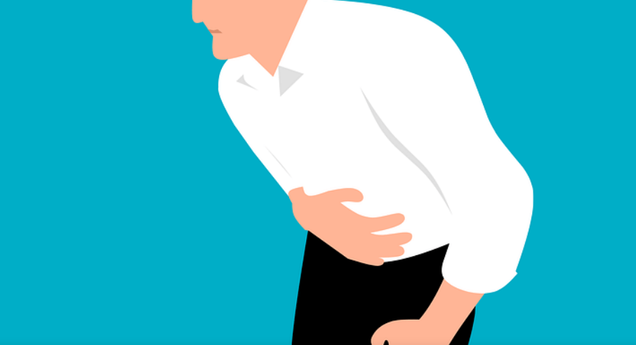 소화가 잘되지 않아 배를 손으로 감싸고 있다.