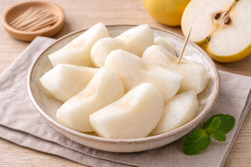 껍질을 깎고 조각낸 뽀얀 배 사진