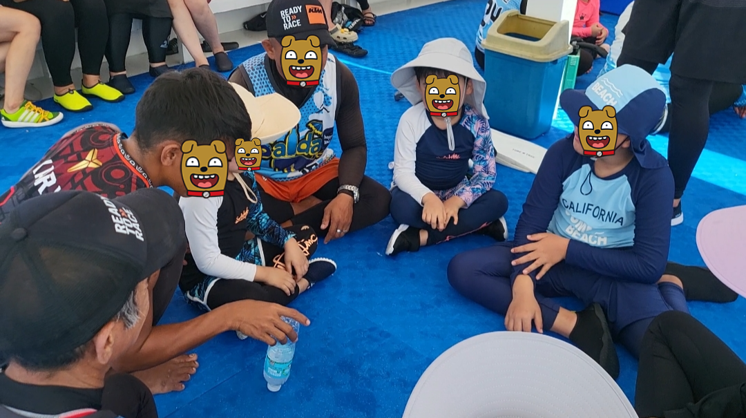 호핑투어 배 위에서 아이들과 놀아주는 현지 스텝