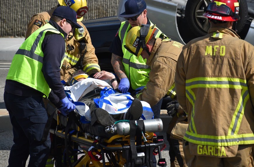 응급실로 이동하는 환자