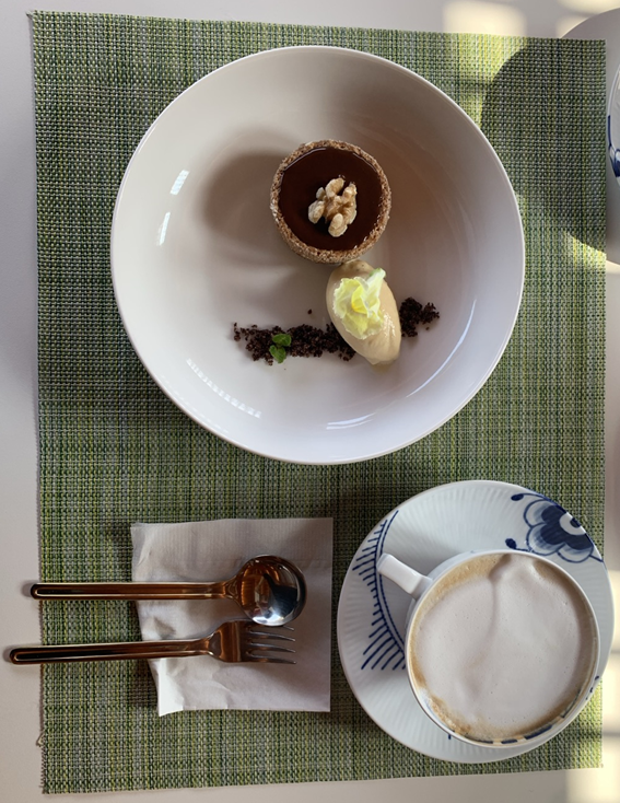 코스 요리 중 음식 하나 사진