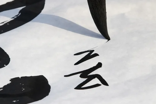 애띠다 앳되다