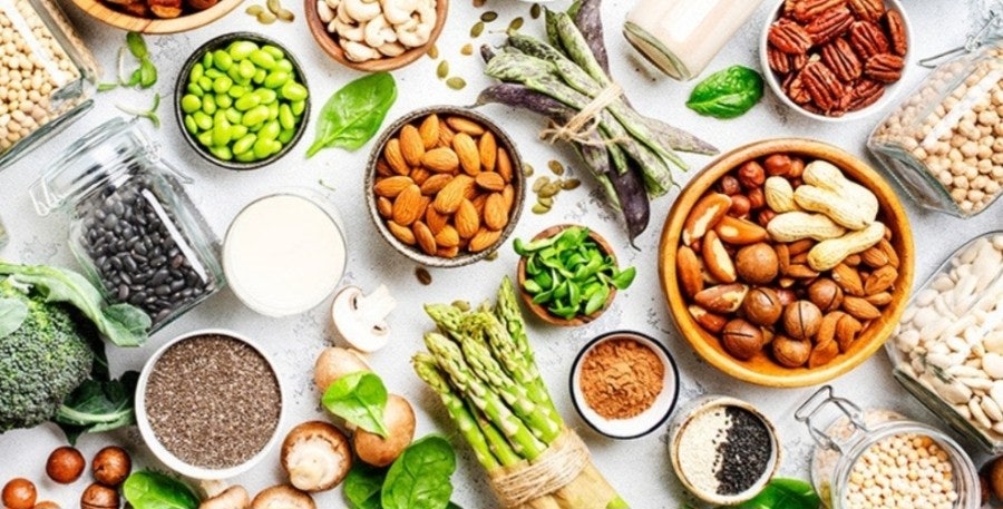 다양한 곡물과 야채가 놓인 사진