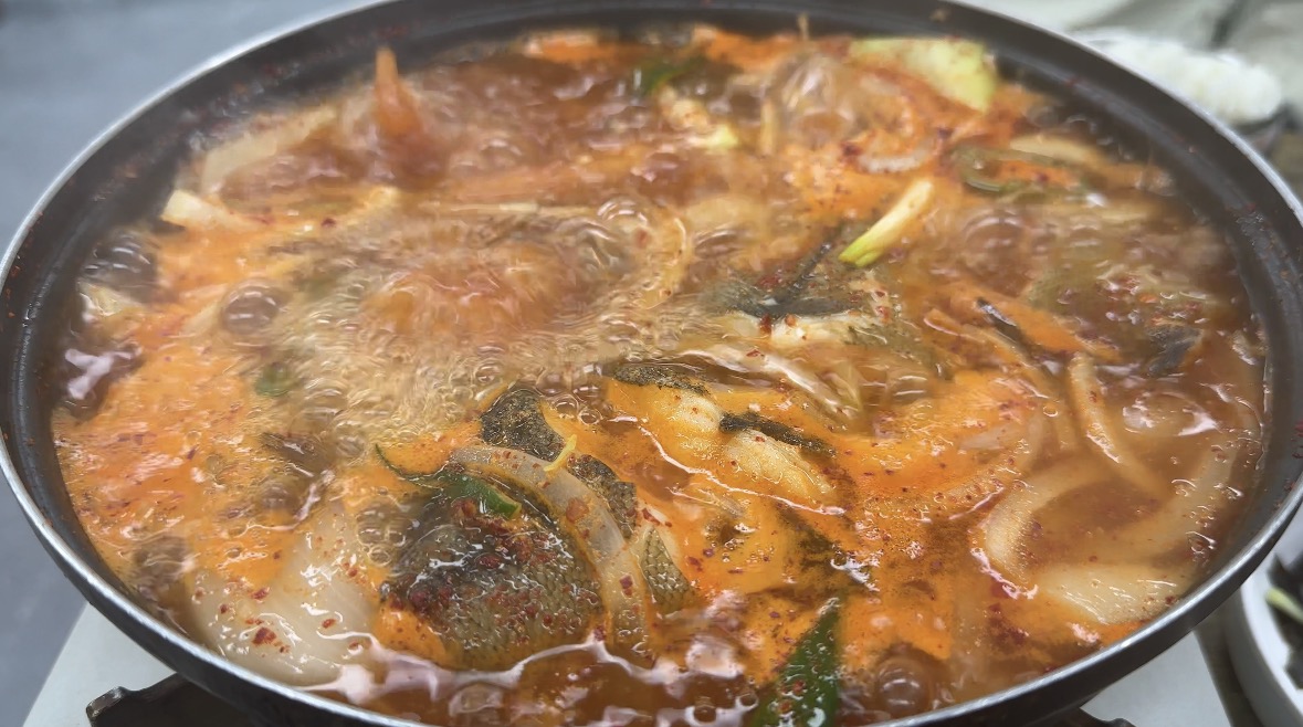 도톰한 가자미 살과 칼칼한 국물이 환상의 조합을 보여주는 보글보글 가자미 찌개입니다.