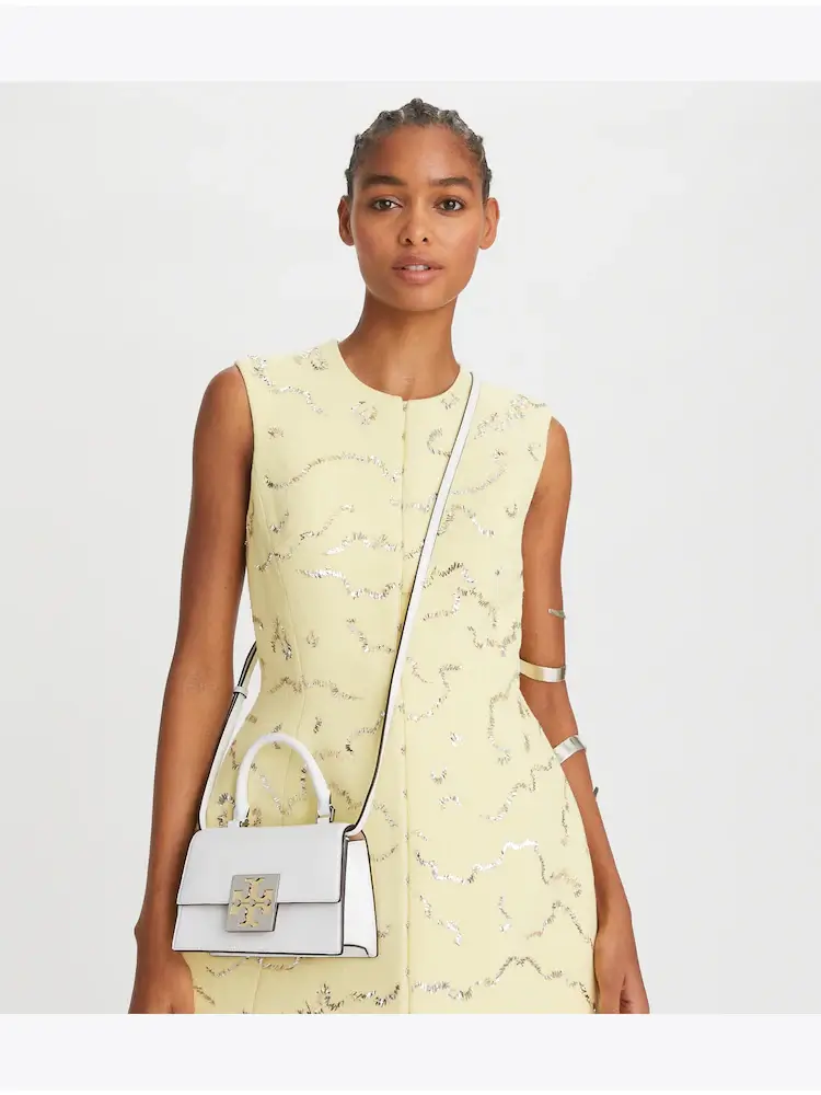 토리버치 백 오프화이트 모델착장1