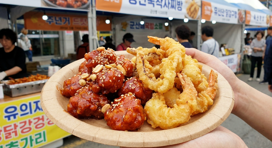 닭강정과 해산물 요리 등 먹음직스러운 안주가 담긴 친환경 접시