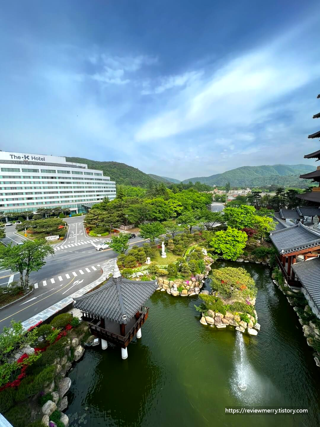 행복재에서 본 연못 뷰