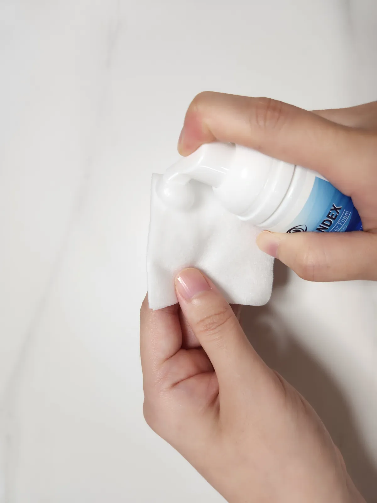 솜에-눈꺼풀-세정제를-펌핑하는-이미지