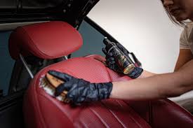 가죽 시트 클리너로 관리하는 장면