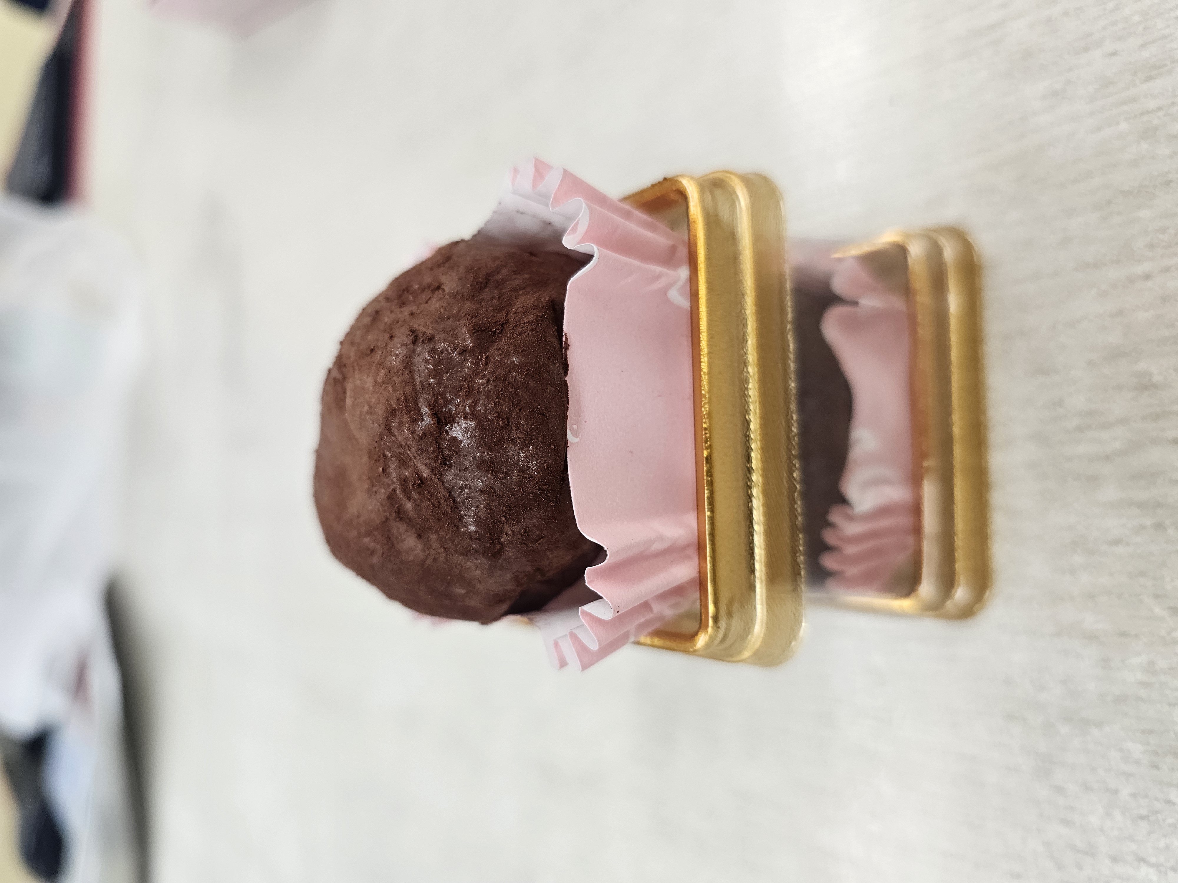 두바이 쫀득 쿠키 두 개가 위아래로 쌓여 있는 모습