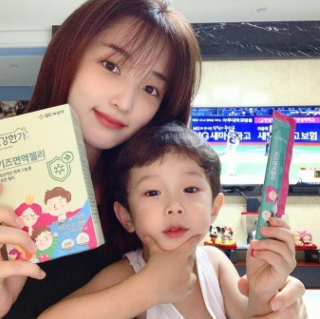 율희와 세 자녀 사진│첫째 아들 재율&amp;#44; 쌍둥이 딸 아윤&middot;아린