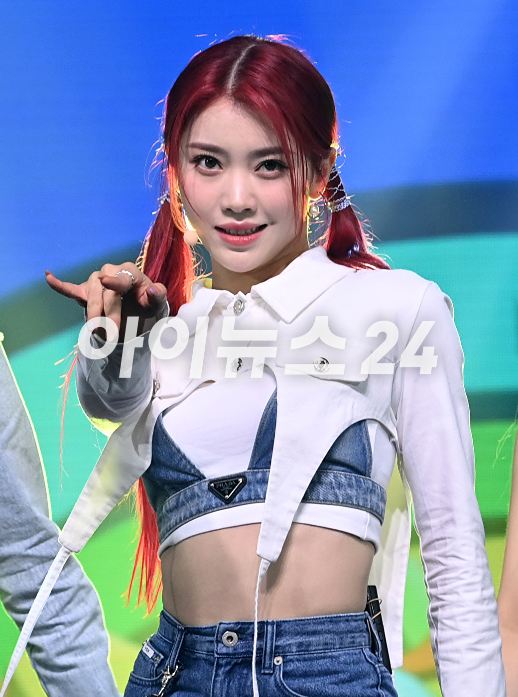 그룹 케플러 샤오팅이 20일 오후 서울 광진구 광장동 예스24라이브홀에서 열린 두 번째 미니앨범 'DOUBLAST' 발매 기념 쇼케이스에 참석해 공연을 하고 있다. [사진=김성진 기자]
