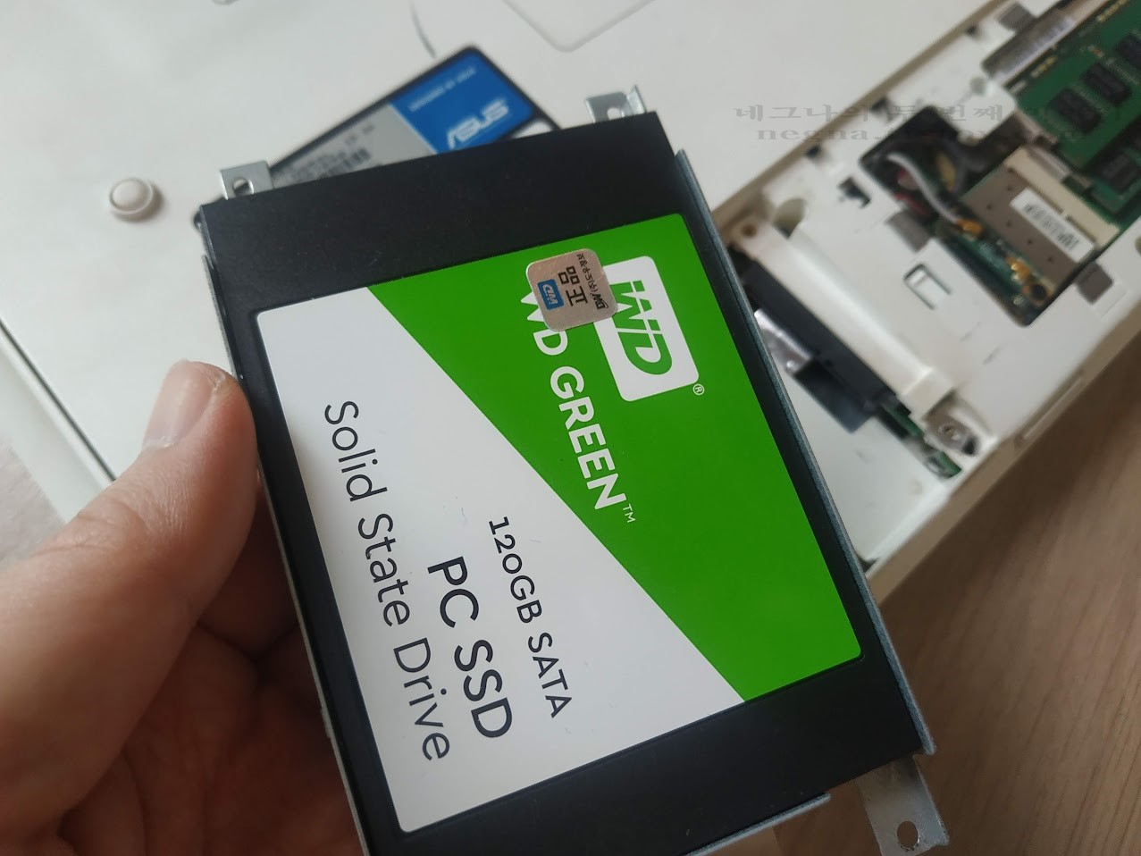 SSD를 트레이에 장착.