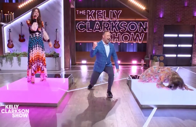 노래 맞추기 게임에서 앤 해서웨이한테 한방 맞은 켈리 클락슨 VIDEO: Anne Hathaway Has Runaway Victory in a Sing-Off With Kelly Clarkson