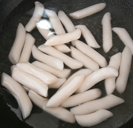 한국의 떡 종류 기름떡볶이-떡을 말랑하게 데친다