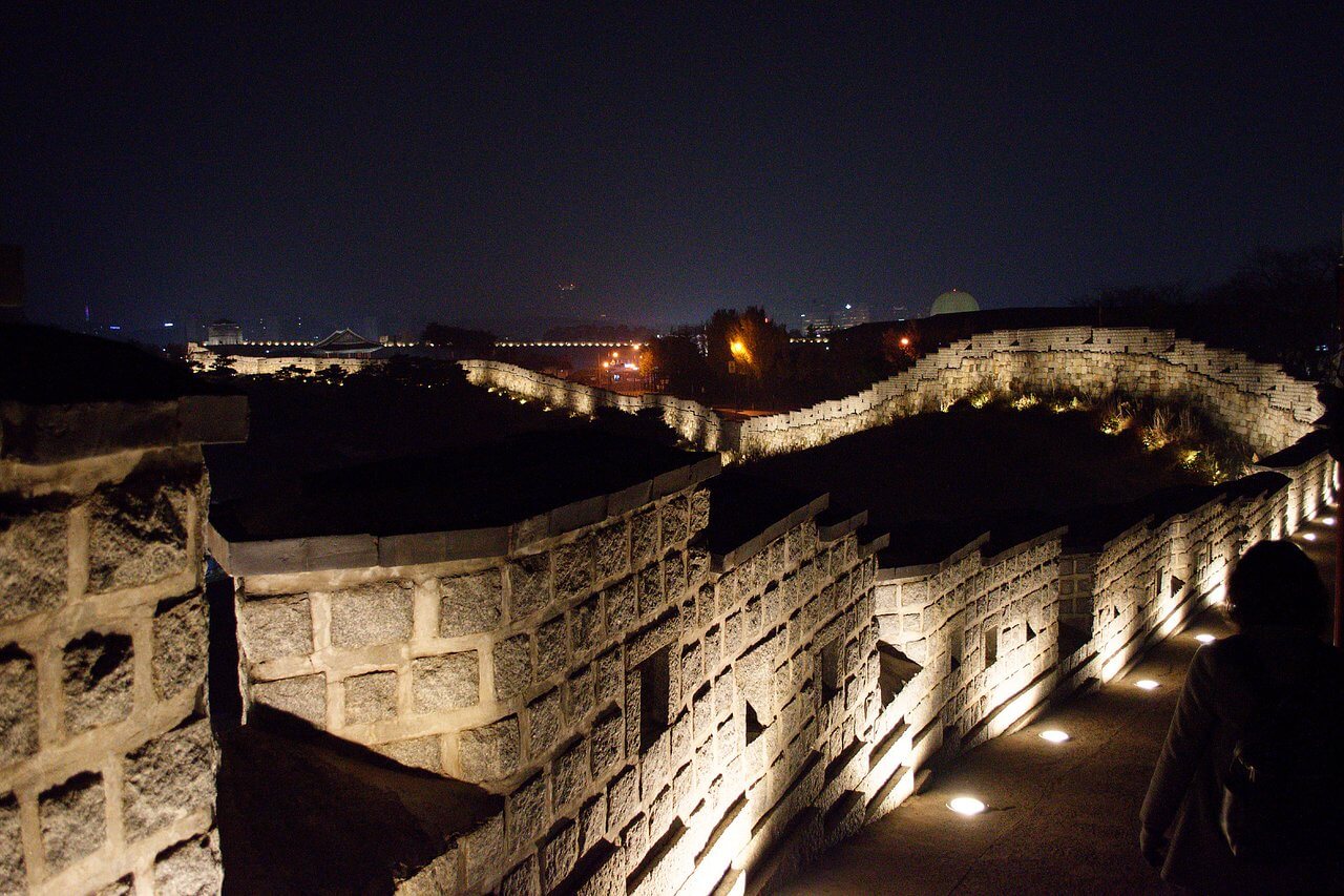 수원 화성 성곽 야경에서 읽어내는 도시의 역사와 밤이 완성하는 공간의 의미