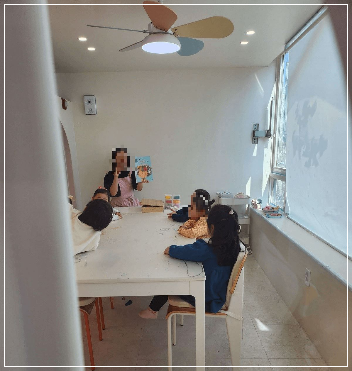 용인-동백-꿈꾸는-다섯손가락-키즈카페에서-아이들이-선생님과-함께-독서활동에-참여하고-있는-모습.