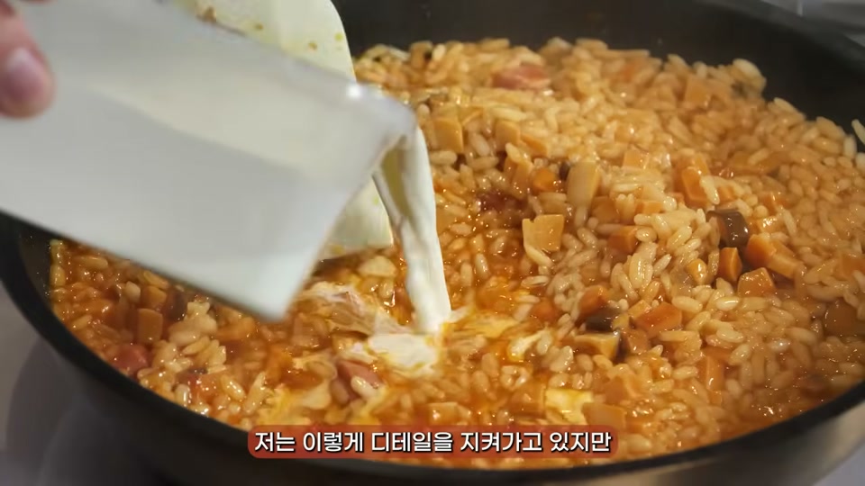 생크림을 붓는 장면