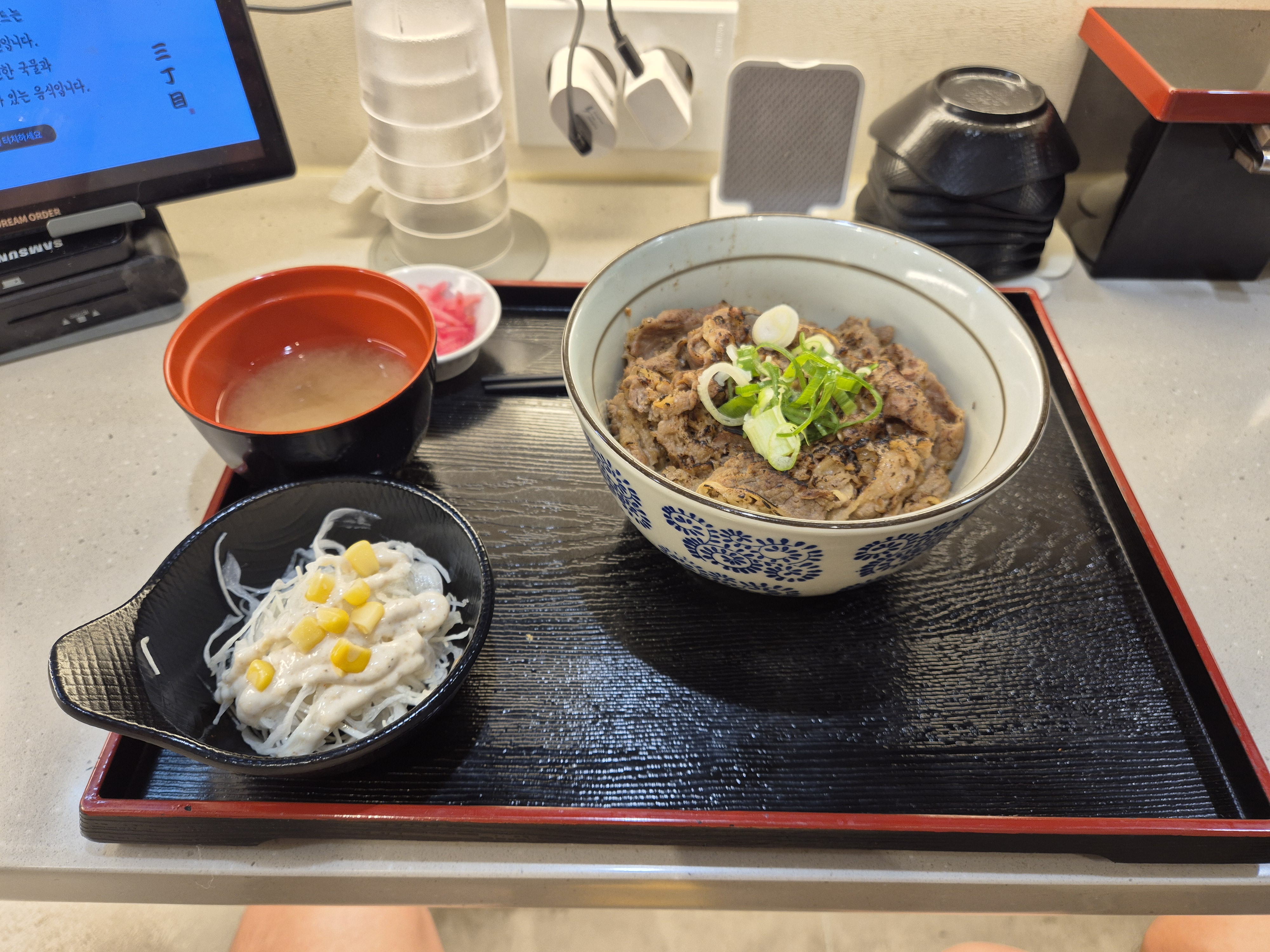 다산동 라멘집에서 주문한 규동이 나왔다.
