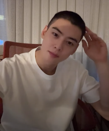 입대하는 짧은 머리의 차은우