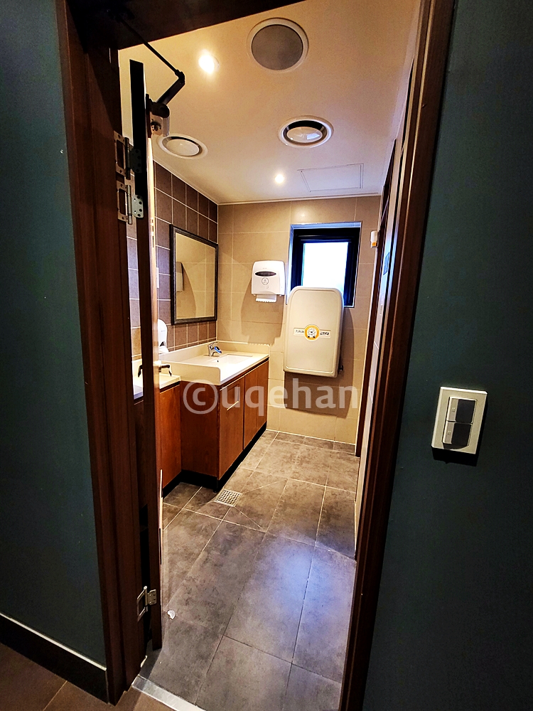 스타벅스 동두천 DT 여자화장실 입구 사진이다.