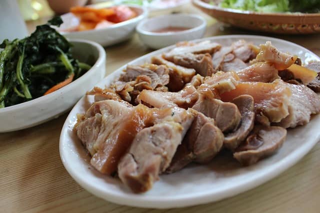 남은 족발 데우기, 촉촉하게 먹는 비법 공개!