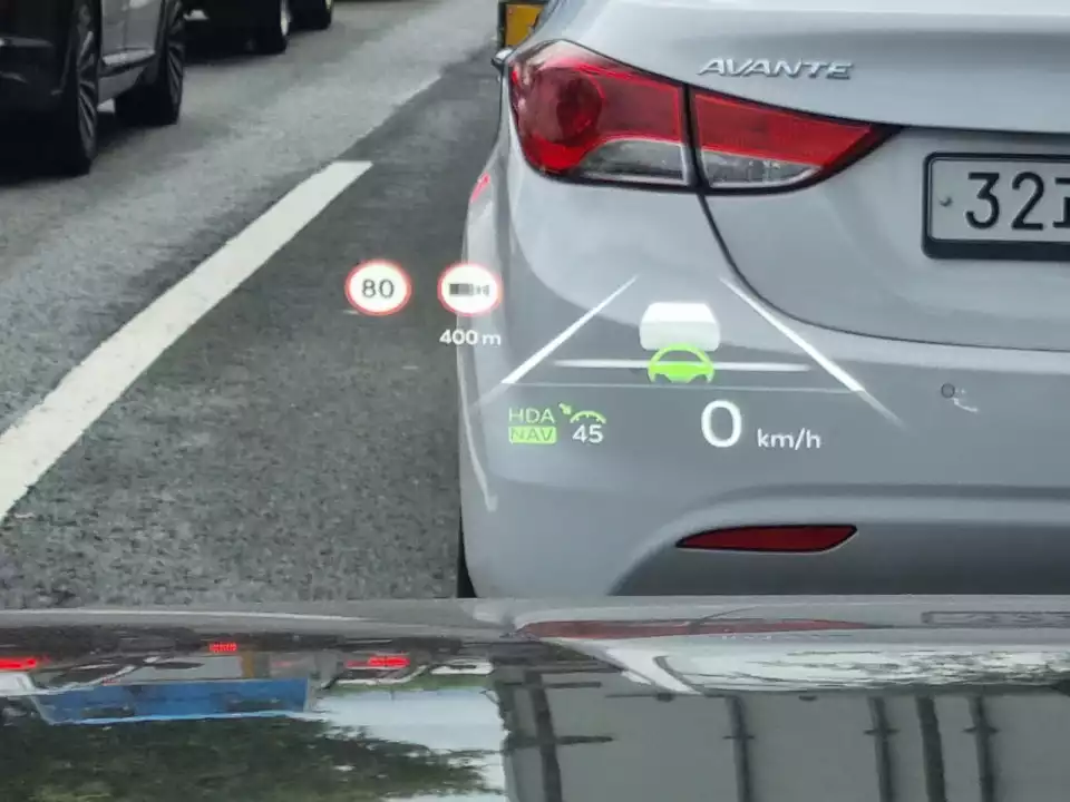 차를 멈춰 세우는 EV9의 전장비 감각은 세련미가 좀 부족했습니다.